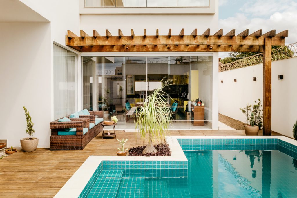 10 Stunning Low Maintenance Pool Landscape Design Ideas